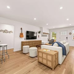 Cozy Chic House Pet-Friendly  Sleeps 12