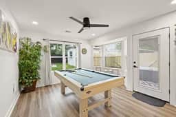 Minutes to Downtown -Fire Pit Pool Table Breakfast