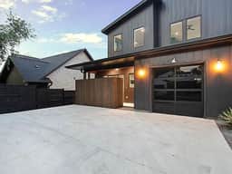 South Lamar Luxe Creekside Retreat w/ Hot Tub