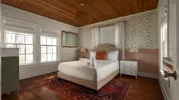 Southern Charm Off The Square+Sleeps 10+Firepit