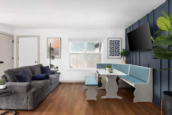 Cozy-Chic 2BR  Patio Ideal for Groups - Image 1