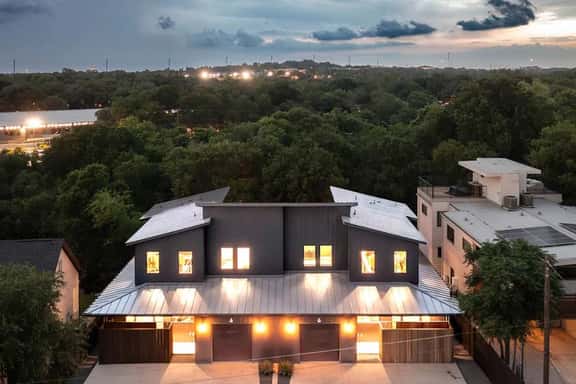Full Duplex ATX Modern Creekside Retreat + Hot Tub - Image 1