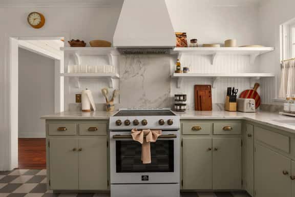 Southern Charm Off The Square+Sleeps 10+Firepit - Image 1