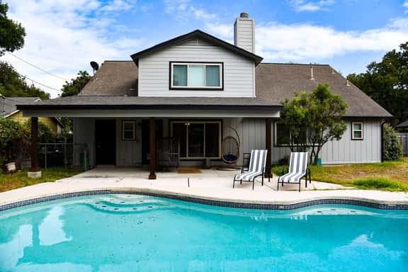 Vintage 6BR Home / Pool & Game Lounge - Image 1