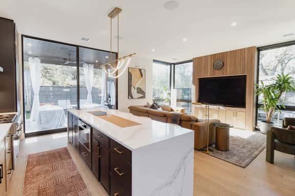 Luxury SoCo Haven w 6Sleep, Hot Tub & Gym - Image 1