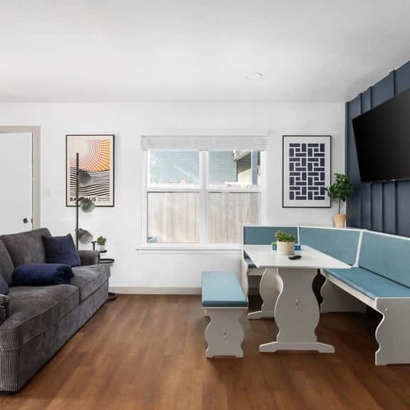 Cozy-Chic 2BR  Patio Ideal for Groups - Image 1