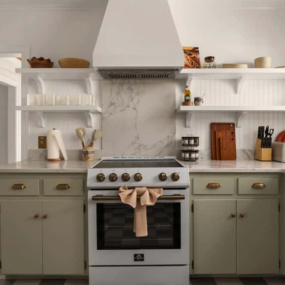 Southern Charm Off The Square+Sleeps 10+Firepit - Image 1