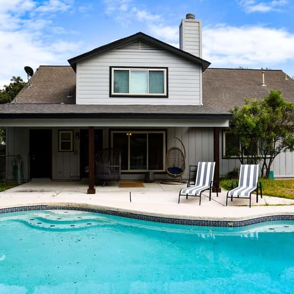 Vintage 6BR Home / Pool & Game Lounge - Image 1