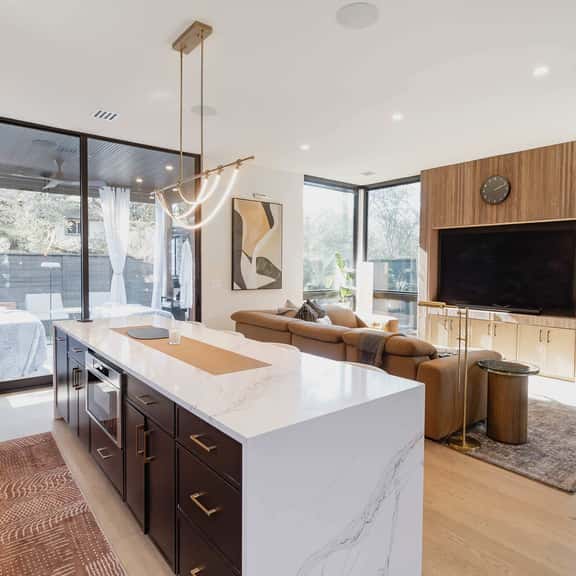 Luxury SoCo Haven w 6Sleep, Hot Tub & Gym - Image 1