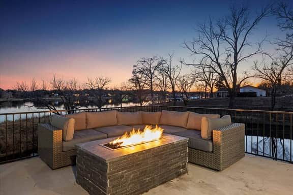 Lakefront Home. Insane Views - Pool/Spa! Gameroom!