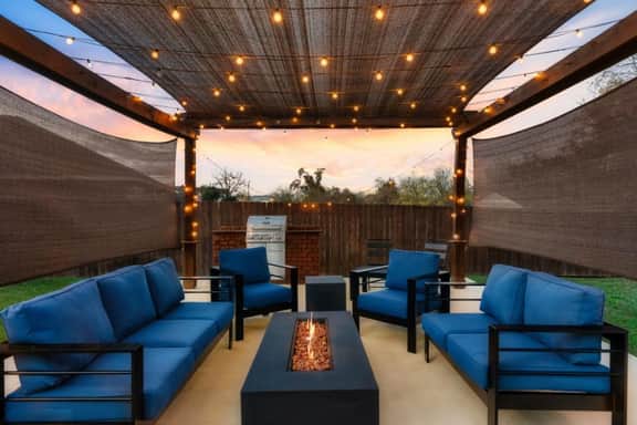 Luxury 7BR Pool, Hot Tub & 4 Car Parking