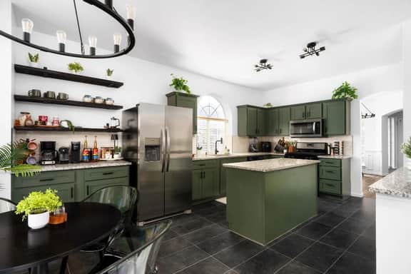 Luxury 7BR Pool, Hot Tub & 4 Car Parking