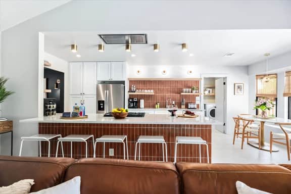 Luxury Oasis: Pool, Hot Tub, Games + Guesthouse