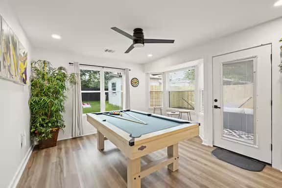 Minutes to Downtown -Fire Pit Pool Table Breakfast