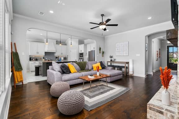 Poolside Noble House Close to Magnolia & Baylor!