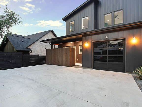 South Lamar Luxe Creekside Retreat w/ Hot Tub