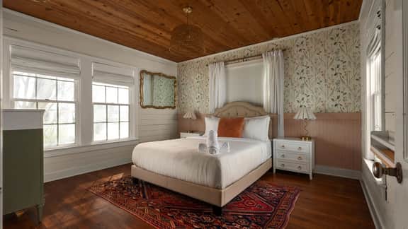 Southern Charm Off The Square+Sleeps 10+Firepit
