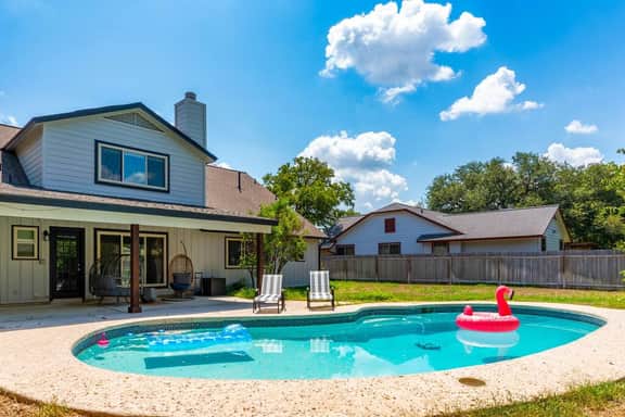 Vintage 6BR Home / Pool & Game Lounge