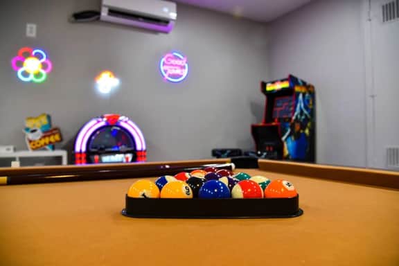 Vintage 6BR Home / Pool & Game Lounge