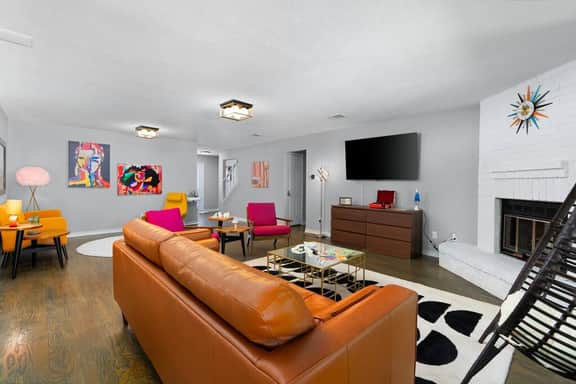 Vintage 6BR Home / Pool & Game Lounge