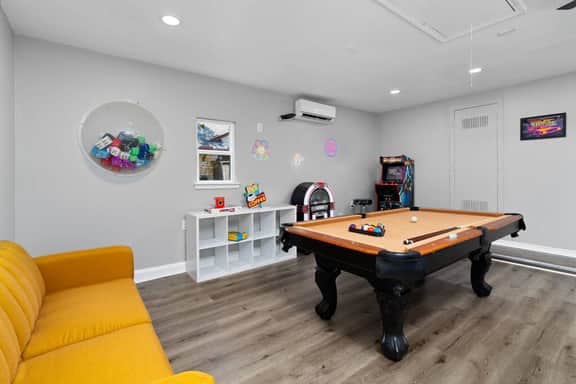 Vintage 6BR Home / Pool & Game Lounge