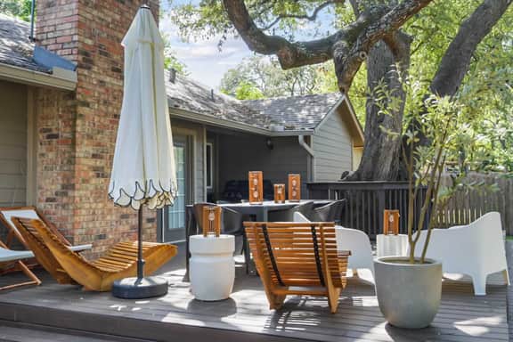 The Golden Hour House - Impeccable Location! - Image 2