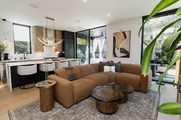 Luxury SoCo Haven w 6Sleep, Hot Tub & Gym - Image 2