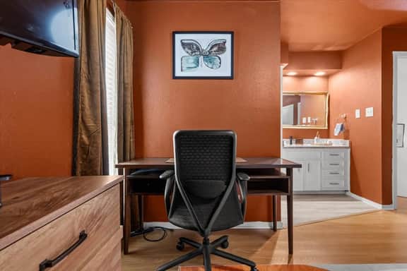Mid-Century Modern Flat near Downtown - Image 4