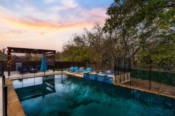 Luxury 7BR Pool, Hot Tub & 4 Car Parking