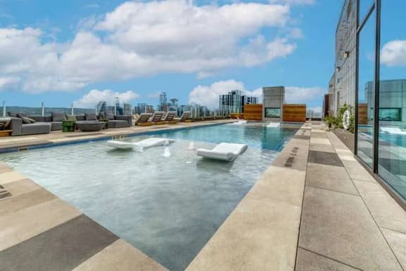 Luxury High-Rise 2BR on the 21st Floor | Rainey St
