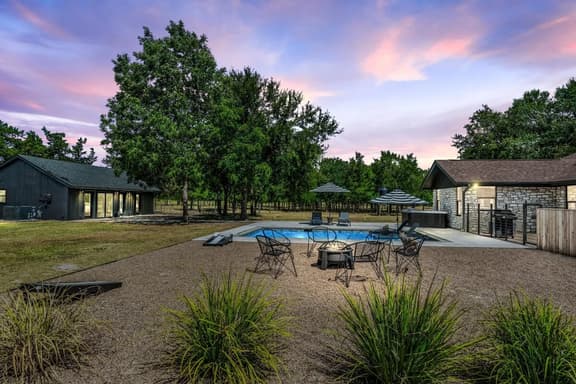Luxury Oasis: Pool, Hot Tub, Games + Guesthouse